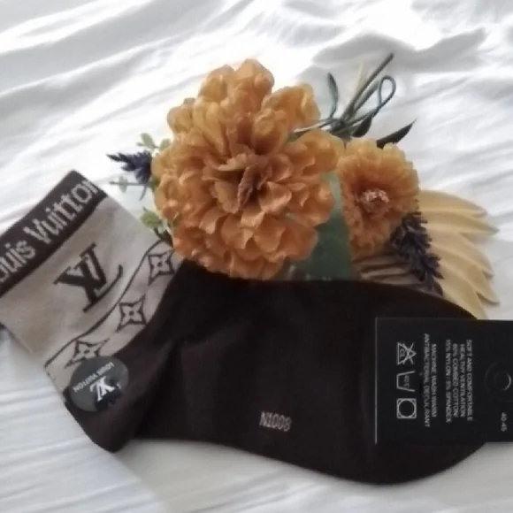 Louis Vuitton Women's Socks in Black and Cream - Picture 6 of 6